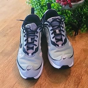 Mens Nike tennis shoe
